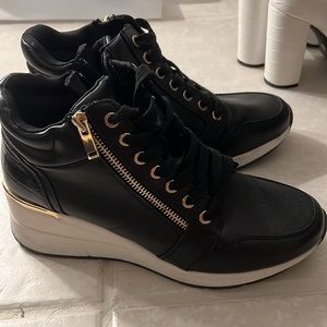 Sneakers with heel. Aldo black